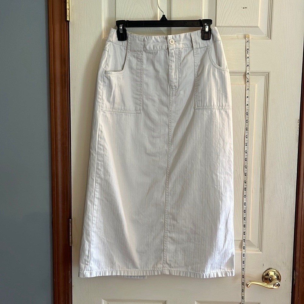 Northcrest-size 6-white long skirt with slit in back. Two pockets in the front,